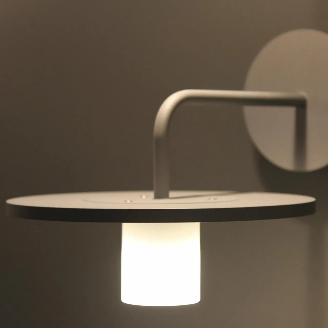applique_extrieur_led_montoya_vers_le_bas_grise_0.webp Discount Applique extérieur LED Montoya vers le bas, grise Éclairage Extérieur Professionnel