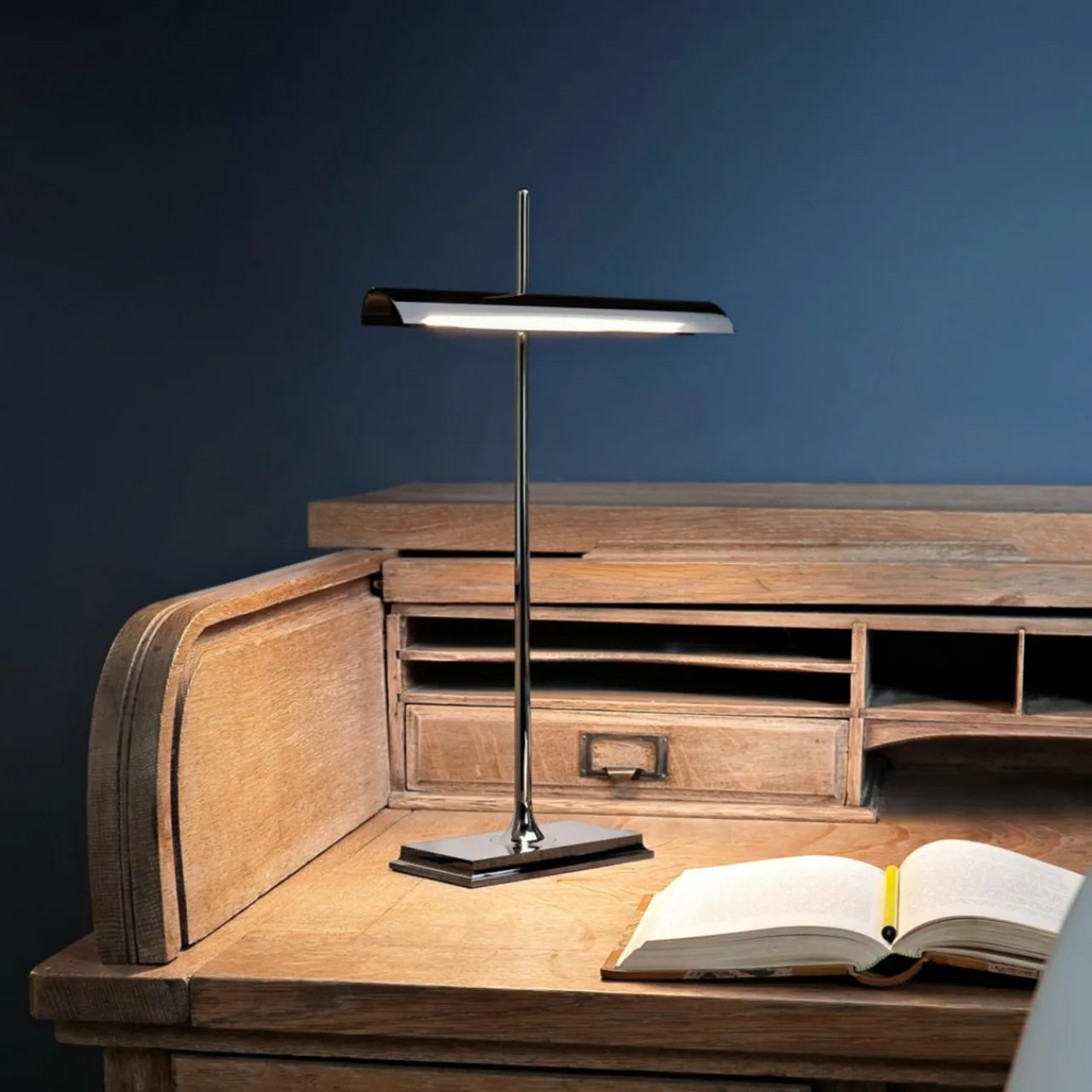 flos_goldman__lampe__poser_avec_usb_gris_fume_2.webp Flash Sale Goldman - lampe à poser avec USB, gris fumée Éclairage De Bureau