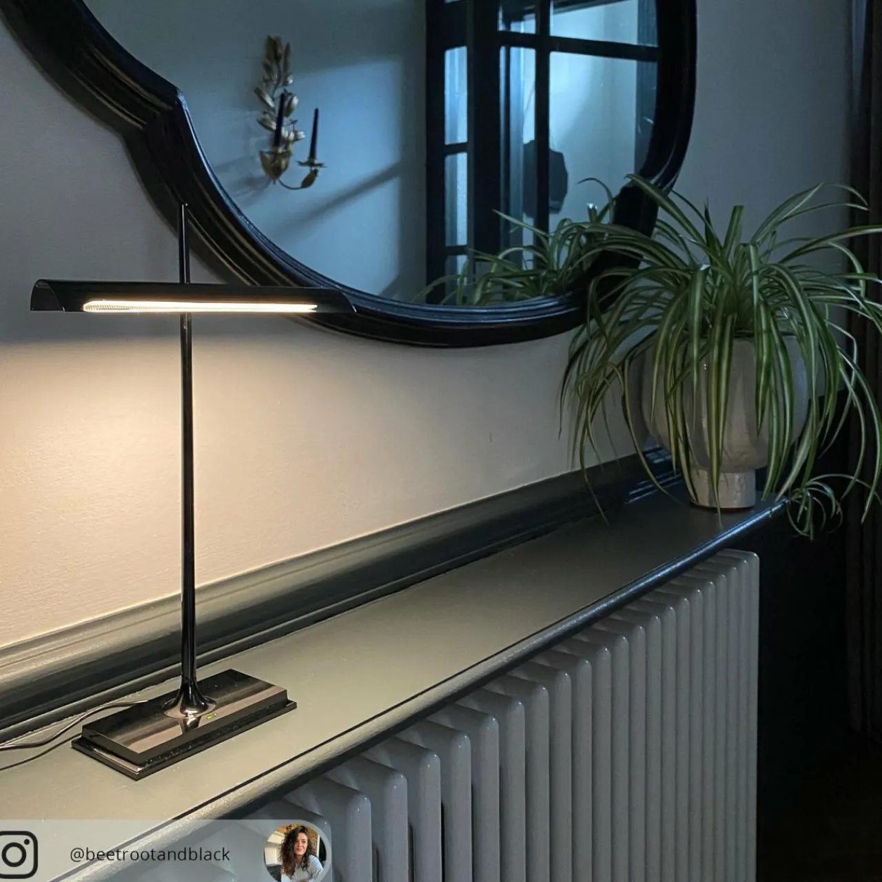 flos_goldman__lampe__poser_avec_usb_gris_fume_4.webp Flash Sale Goldman - lampe à poser avec USB, gris fumée Éclairage De Bureau
